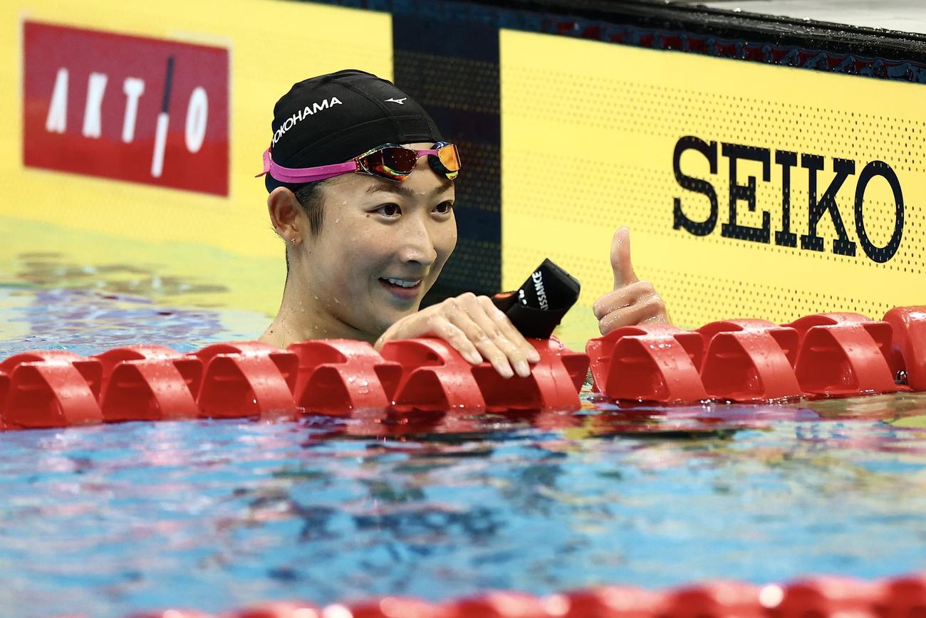 女子100メートル自由形決勝　1着でゴールし、サムズアップする池江（撮影・河田真司）