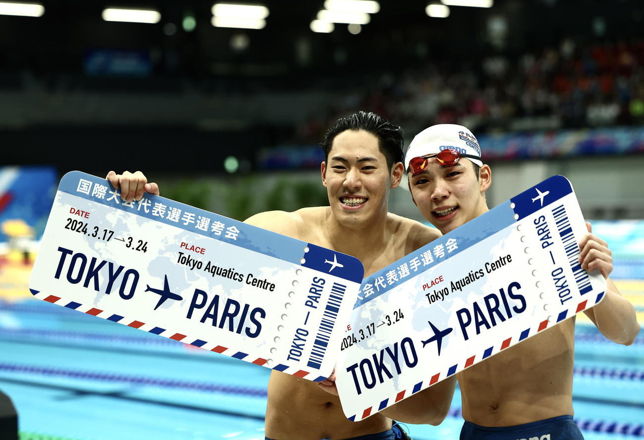 男子200メートルバタフライ決勝　派遣標準記録を突破し笑顔で写真に納まる本多（左）と寺門（撮影・河田真司）
