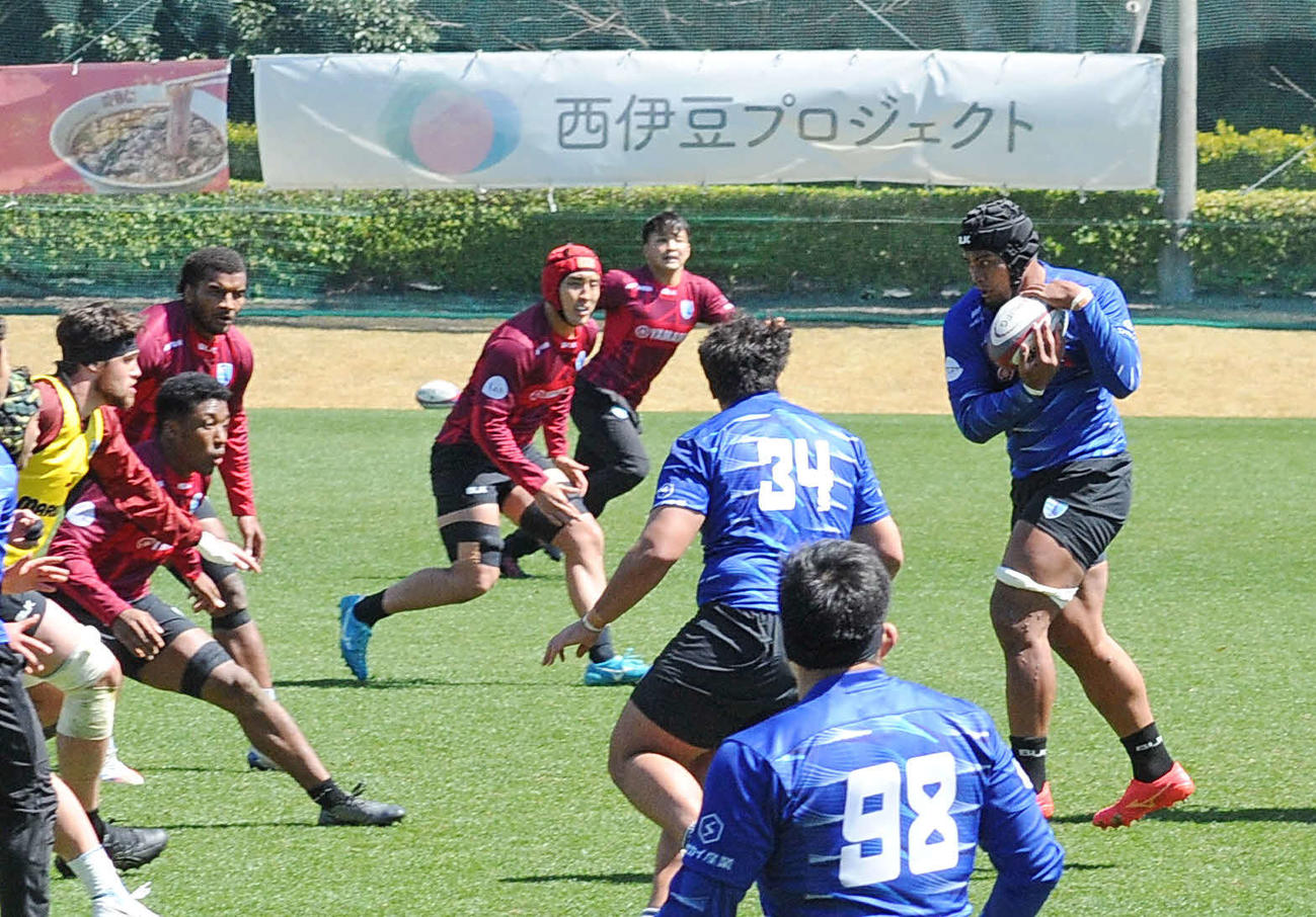 実戦攻撃でボールを運ぶ静岡ブルーレヴズのブナ（右端）