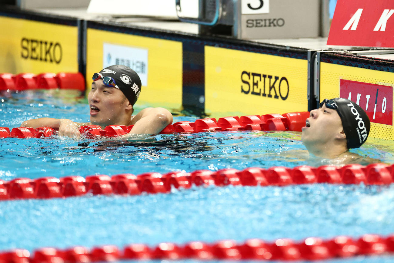 男子200メートル平泳ぎ決勝　タイムを見つめる深沢大和（左）と渡辺（撮影・河田真司）