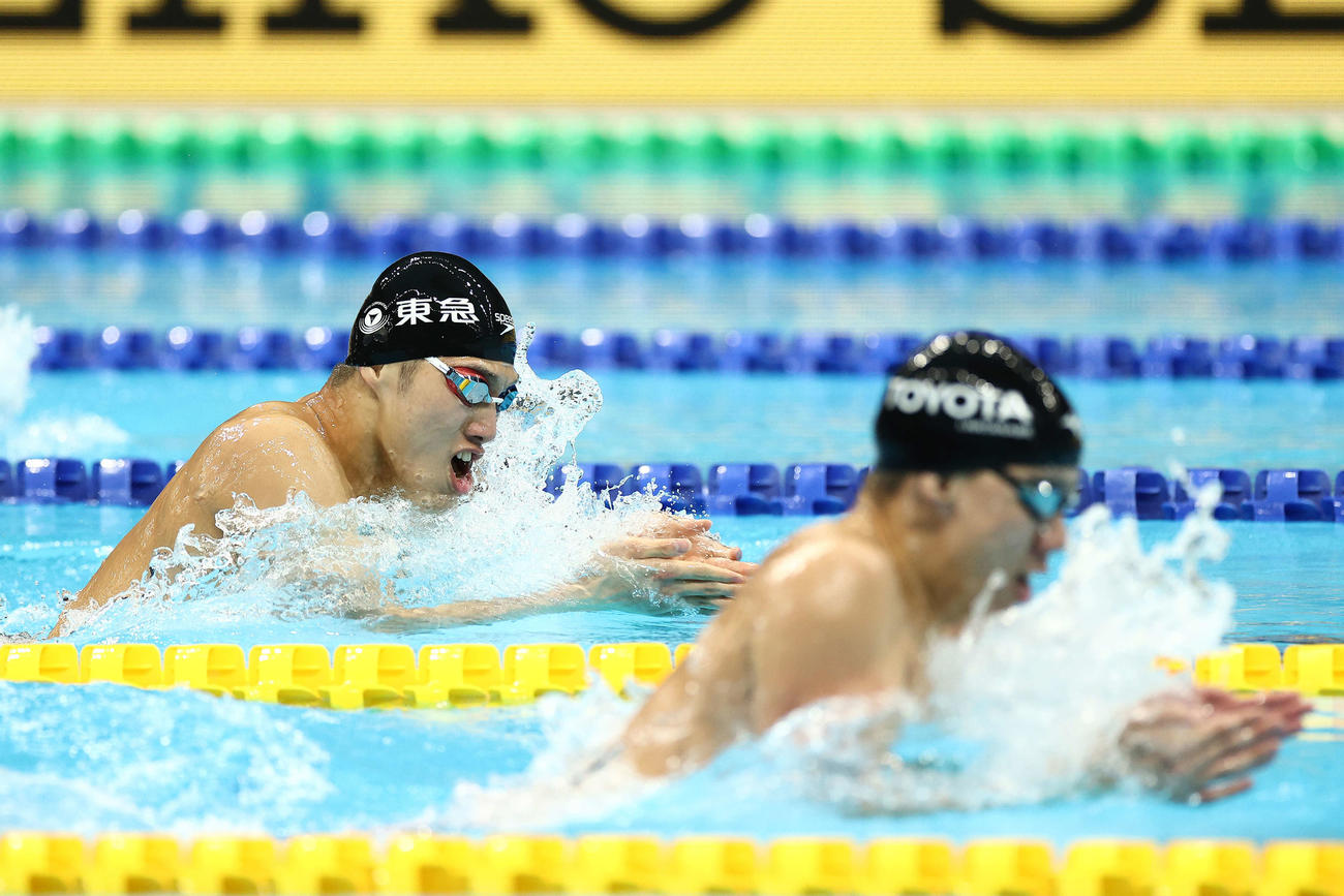 男子200メートル平泳ぎ決勝　力泳する深沢大和（左）と渡辺（撮影・河田真司）