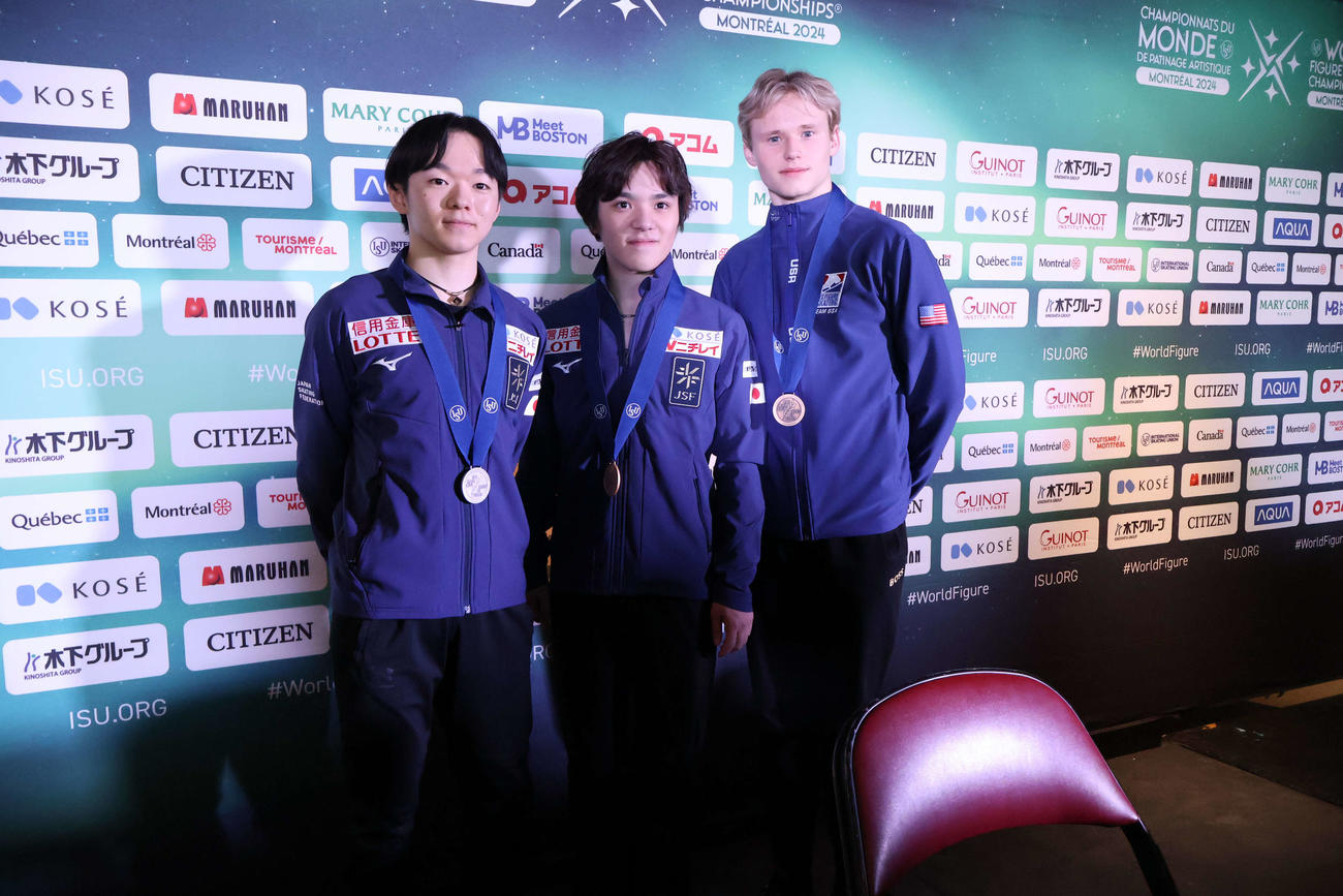SP後の会見で並ぶ鍵山、宇野、マリニン（左から）