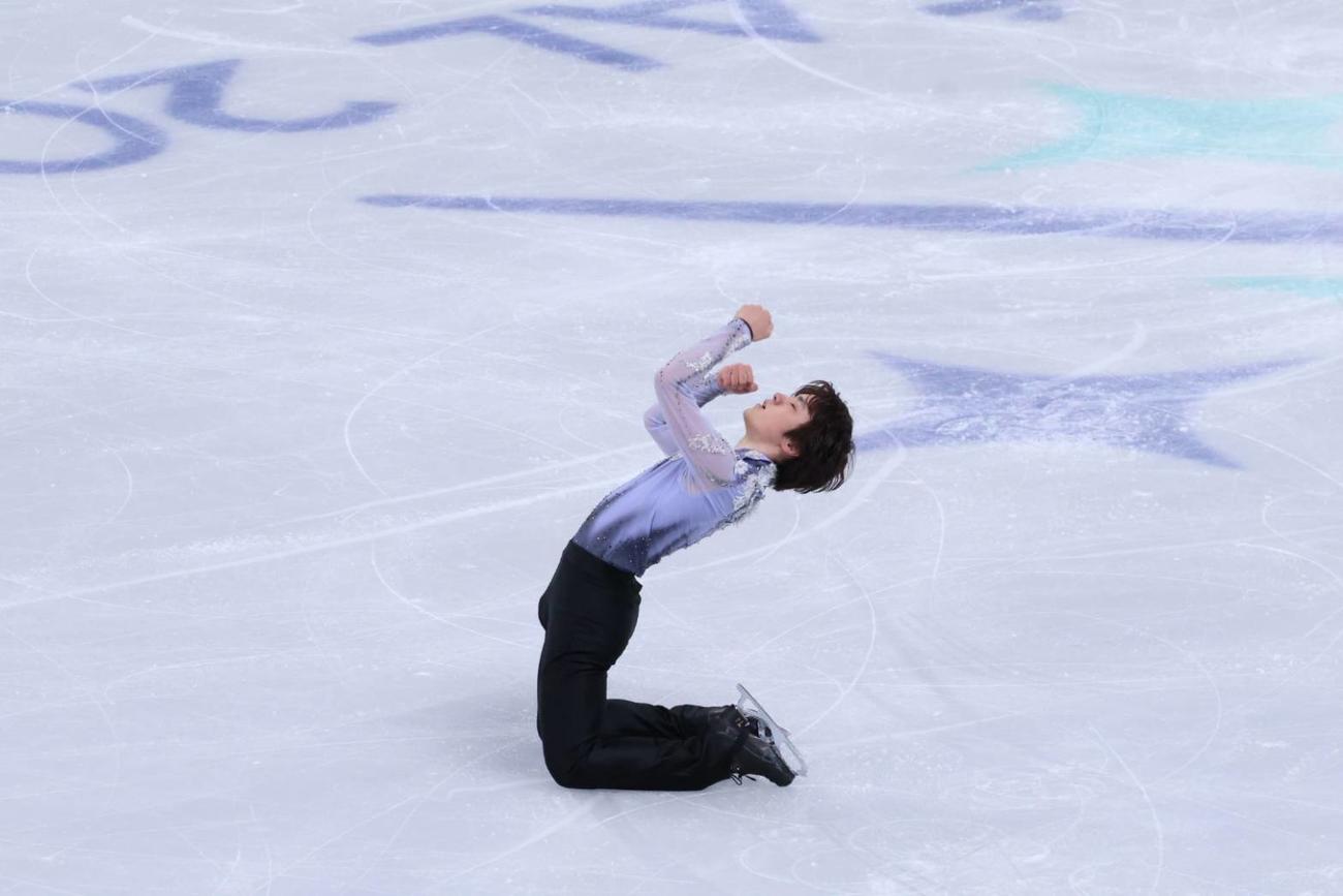 世界選手権SPでポーズを決める宇野昌磨