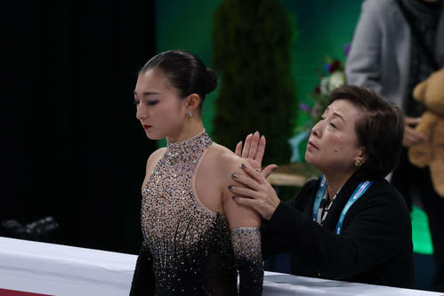 演技前に中野コーチから背中を押される坂本