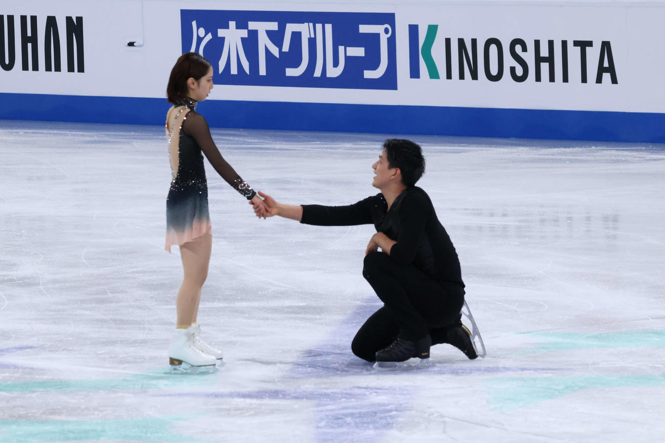 演技を終えて手を結ぶ三浦（左）と木原