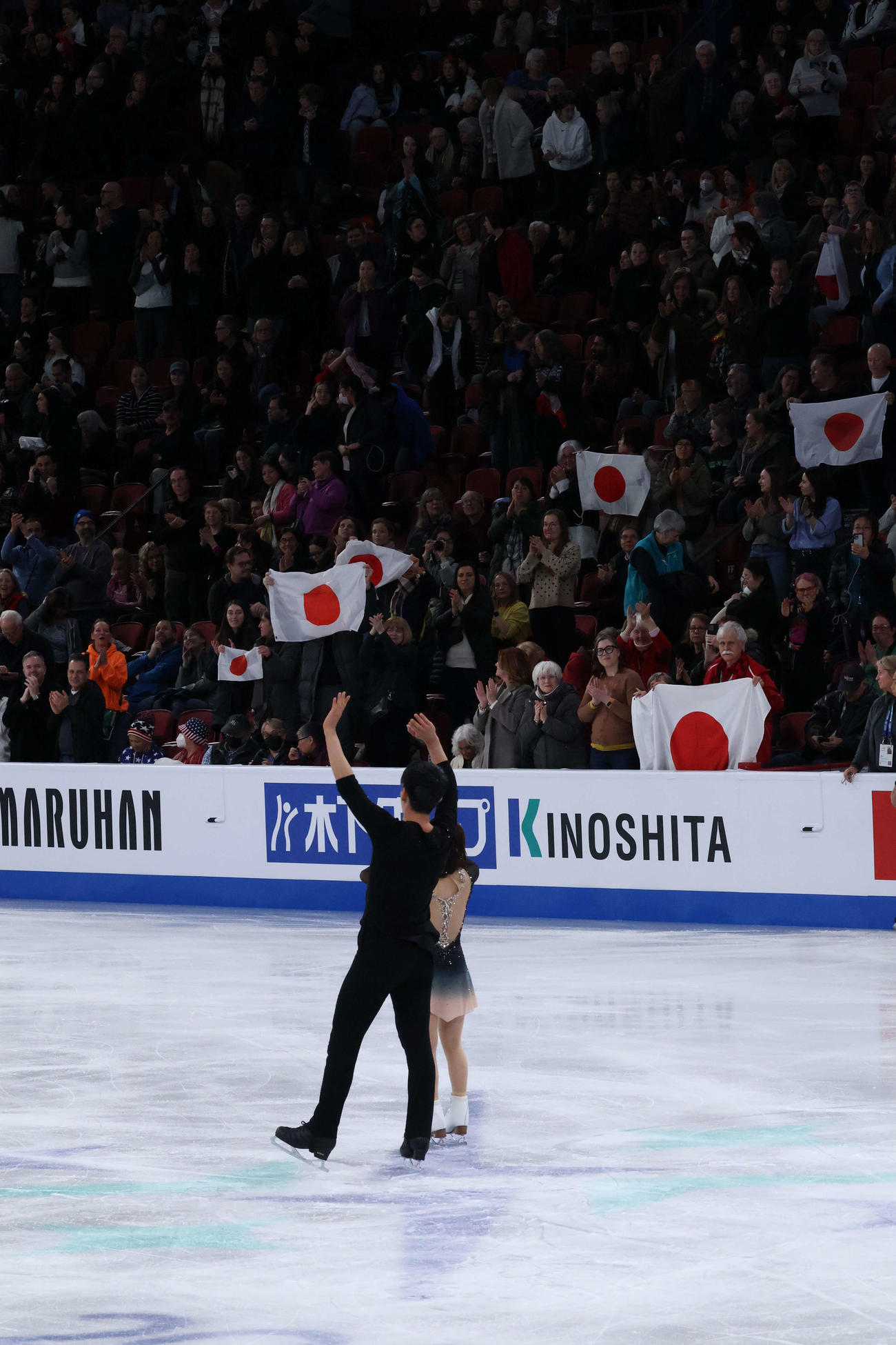 演技を終えて多くの日の丸が揺れるスタンドに答える木原と三浦