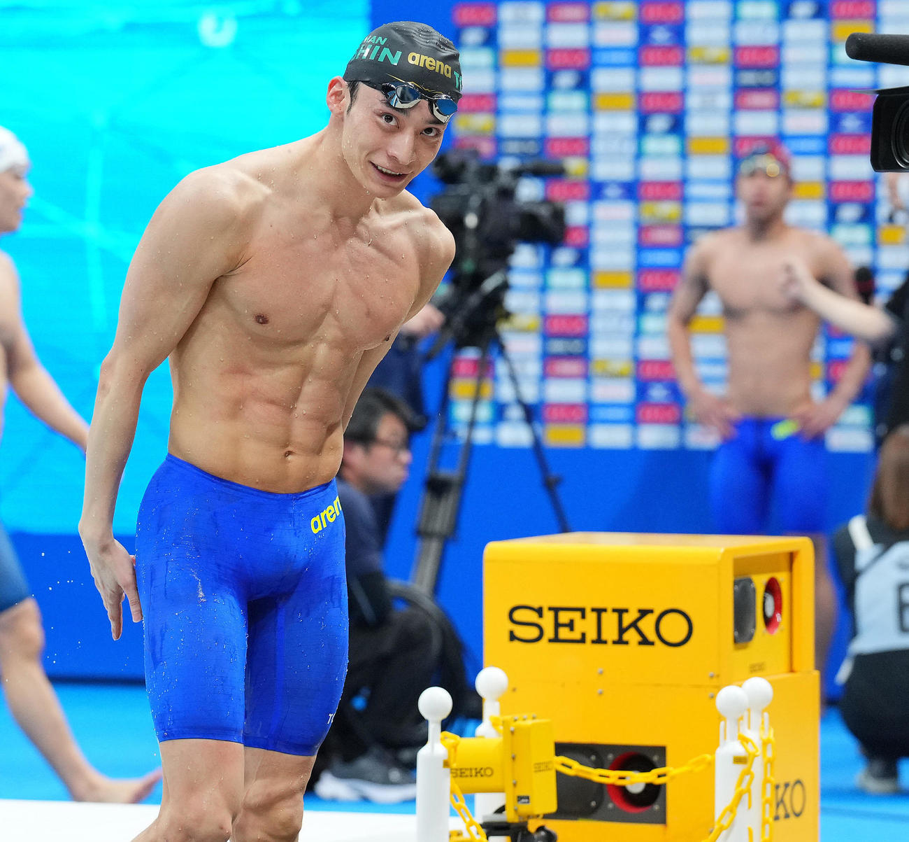 男子200メートル背泳ぎ決勝、レースを終えた入江はプールから上がり晴れやかな表情を見せスタンドに一礼する（撮影・垰建太）