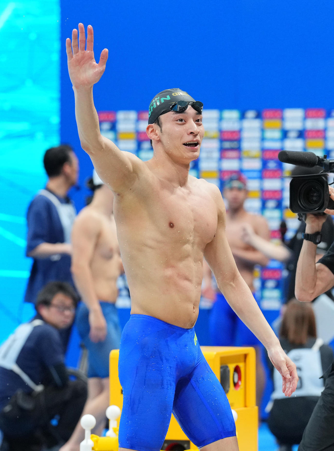 男子200メートル背泳ぎ決勝、レースを終えた入江はプールから上がり晴れやかな表情を見せスタンドに手を振る（撮影・垰建太）