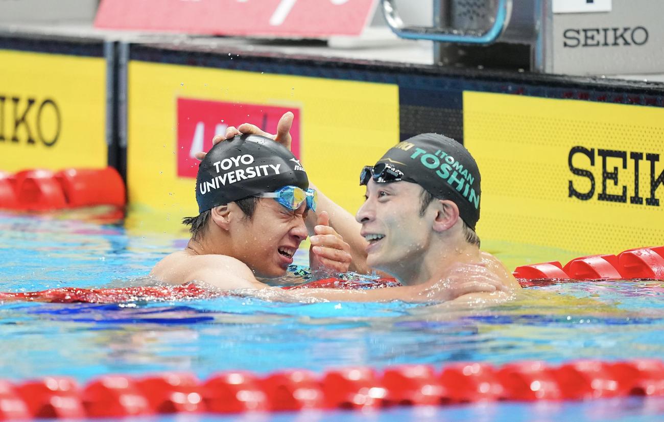 男子100メートル背泳ぎ決勝　1位で代表を決めた竹原（左）は入江と健闘をたたえ合い感極まる（撮影・垰建太）