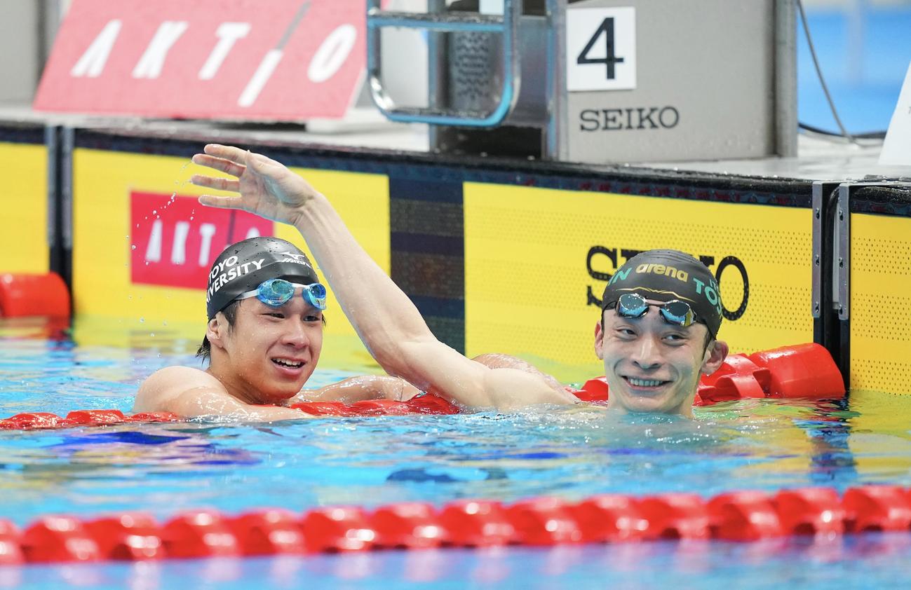男子100メートル背泳ぎ決勝、1位で代表を決めた竹原（左）は入江と健闘をたたえ合い感極まる（撮影・垰建太）