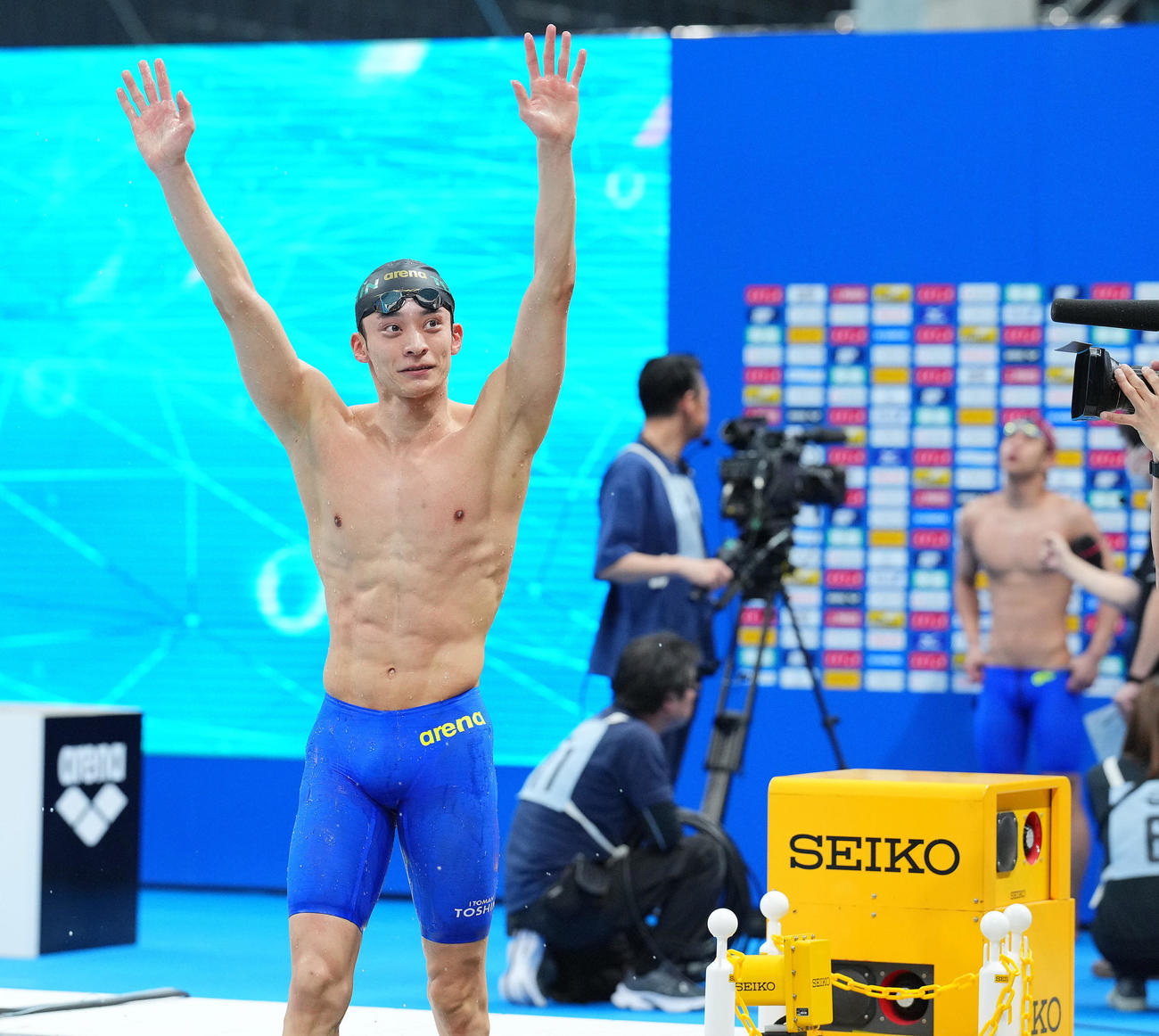 男子200メートル背泳ぎ決勝、レースを終えた入江はプールから上がり晴れやかな表情を見せスタンドに手を振る（撮影・垰建太）