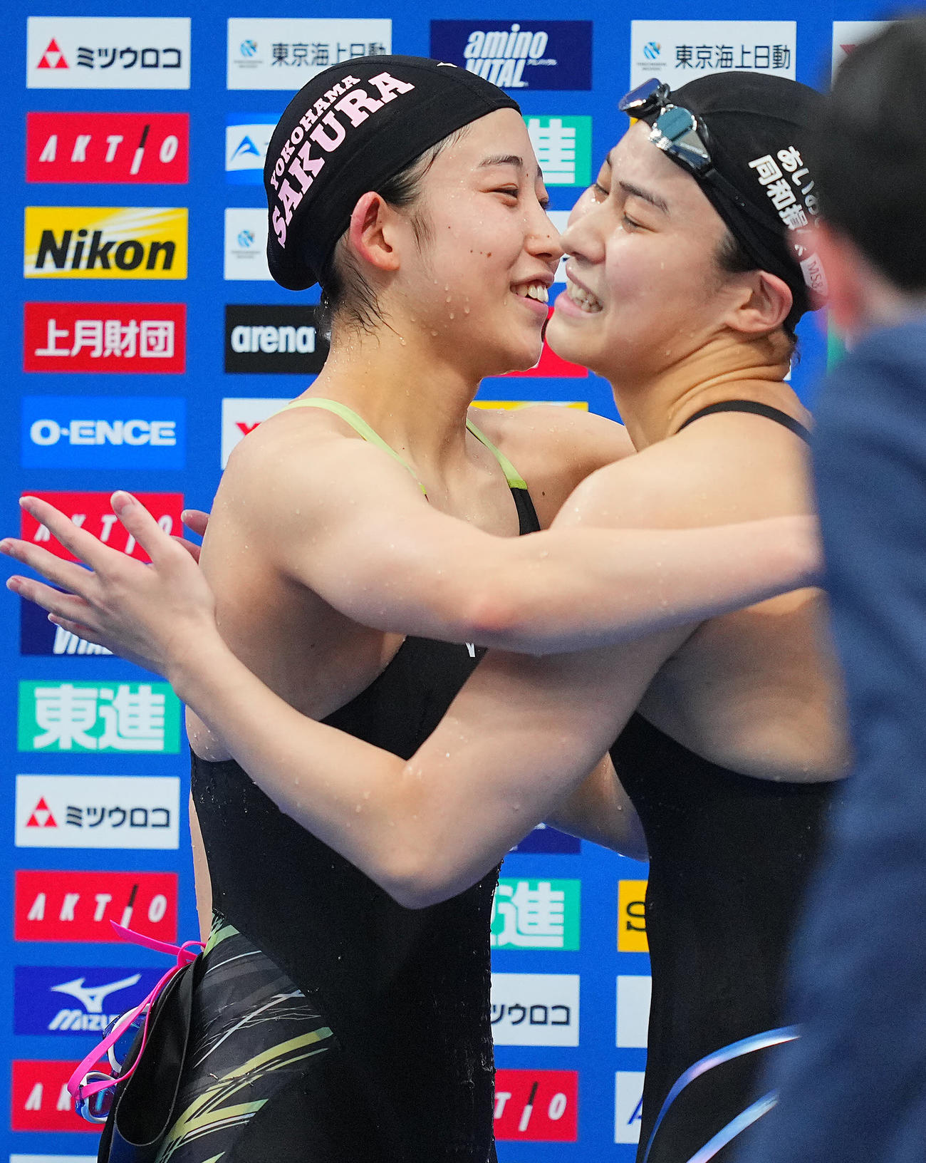 女子200メートルバタフライ決勝、レース後抱き合い健闘をたたえ合う三井（左）と牧野（撮影・垰建太）
