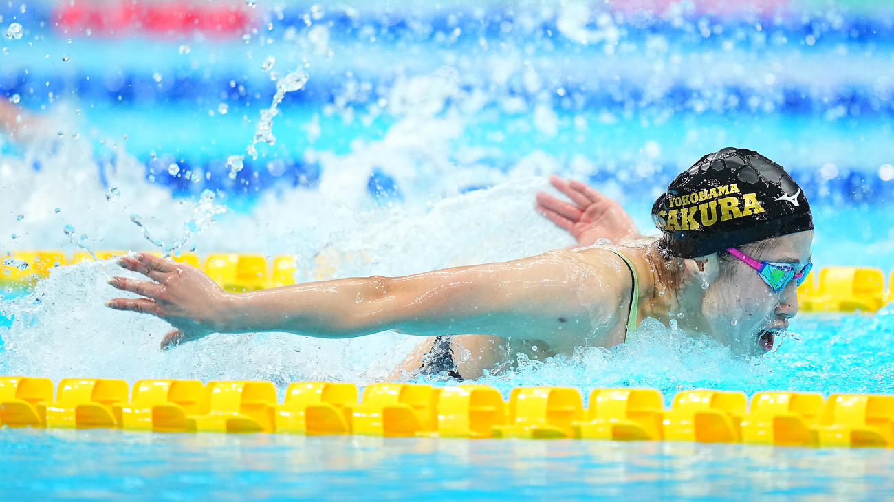 女子200メートルバタフライ決勝、力泳する三井（撮影・垰建太）