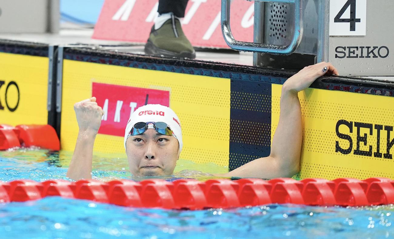 女子200メートル平泳ぎ決勝　1位でゴールし力強くガッツポーズする鈴木（撮影・垰建太）
