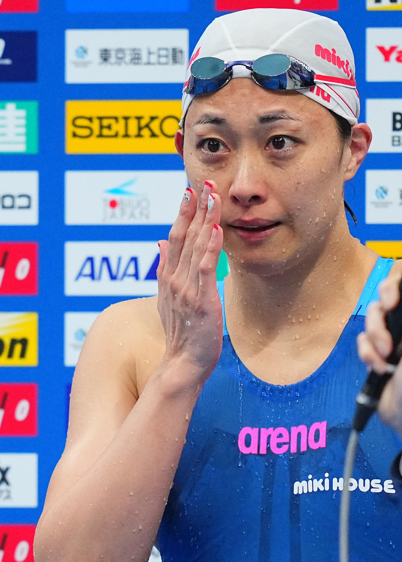 女子200メートル平泳ぎ決勝のレース後に感極まる鈴木（撮影・垰建太）