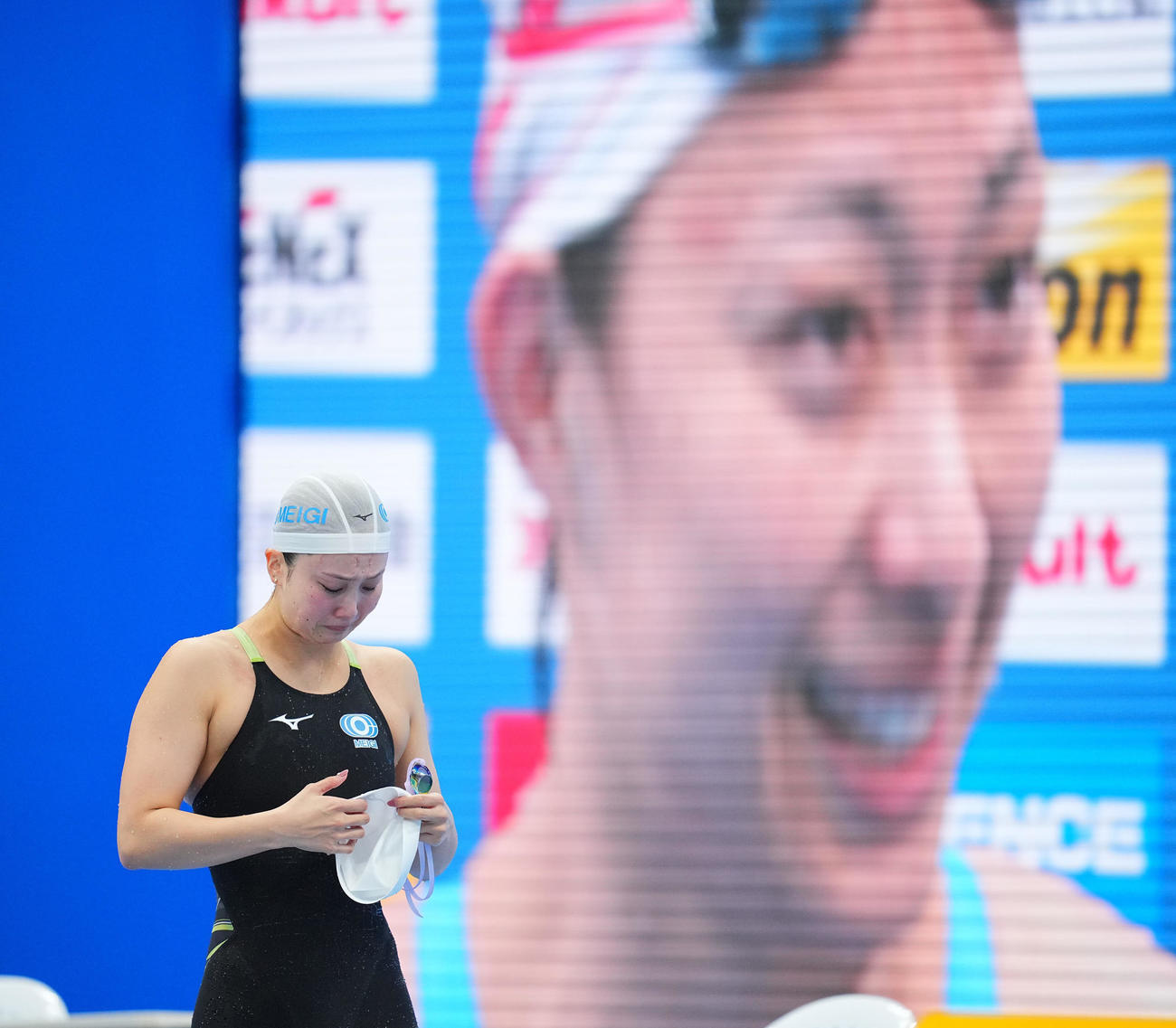 女子200メートル平泳ぎ決勝のレースを終え悔しげな表情を見せる渡部（撮影・垰建太）
