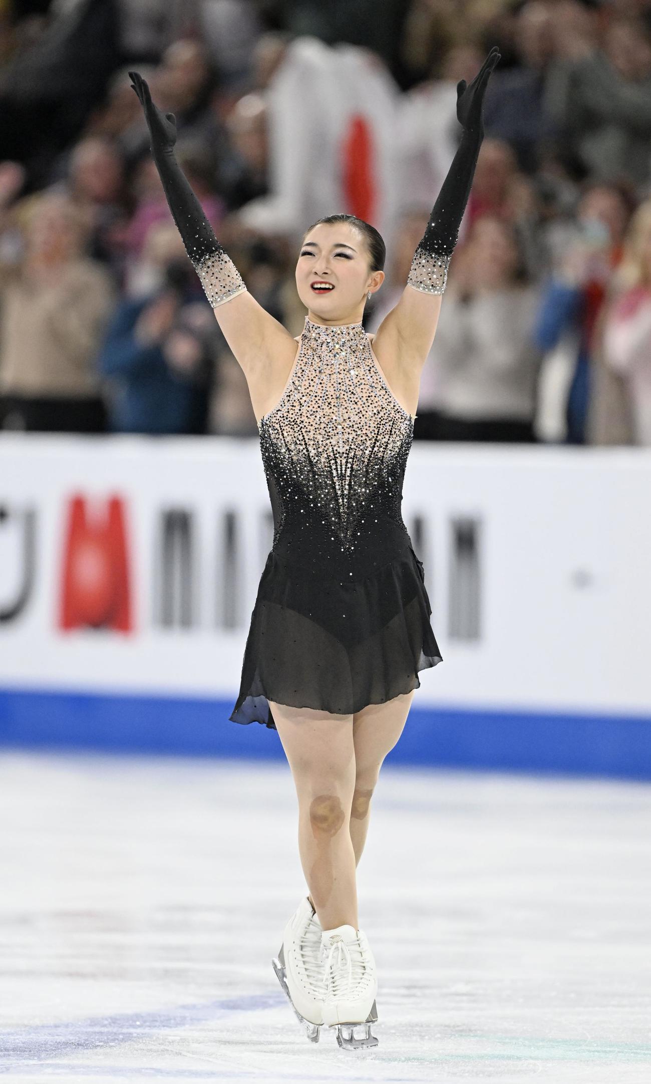女子フリーの演技を終え、歓声に応える坂本花織。3連覇を達成した＝モントリオール（共同）