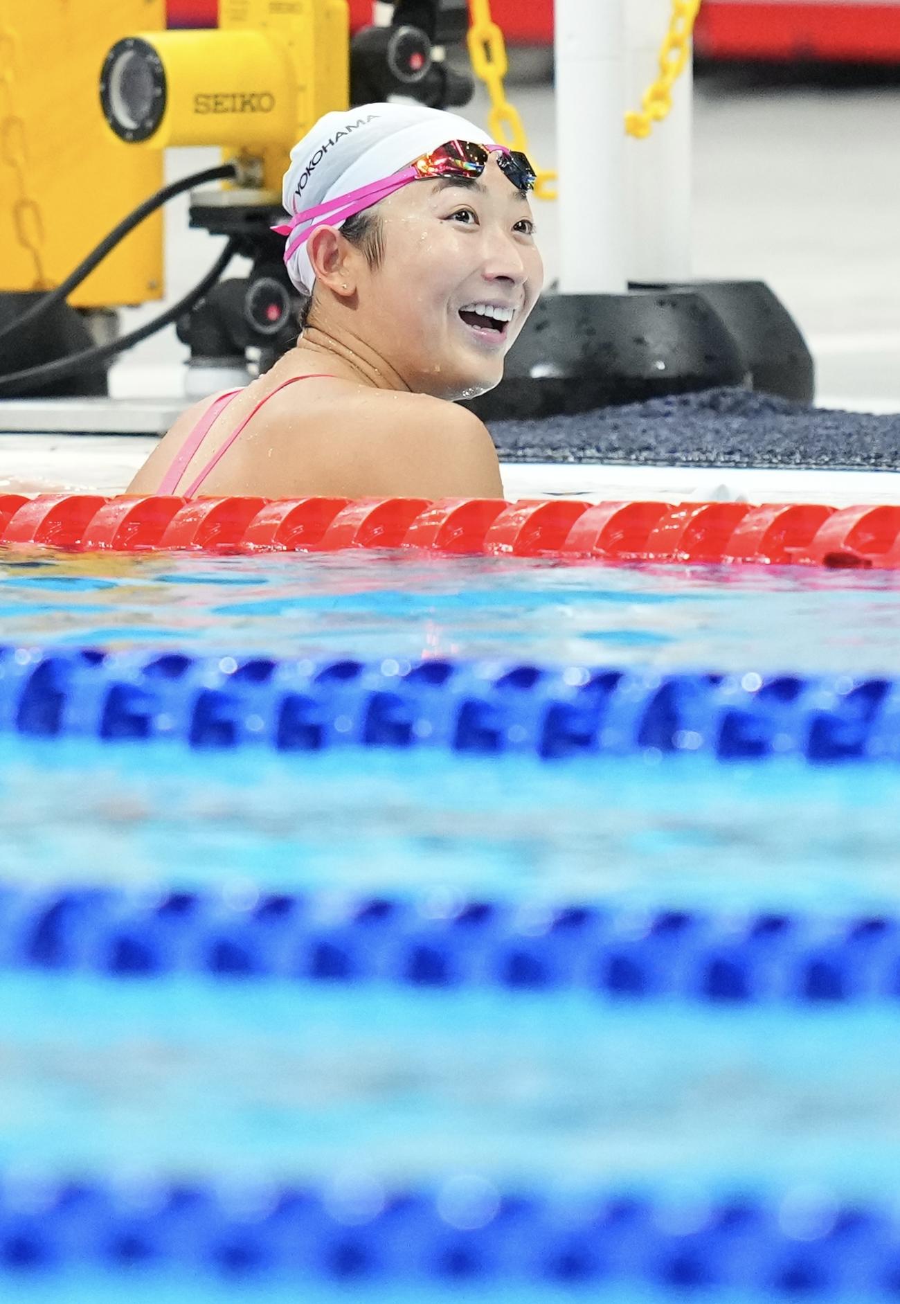 50メートル自由形予選、レース後にタイムを見て笑顔を見せる池江（撮影・垰建太）