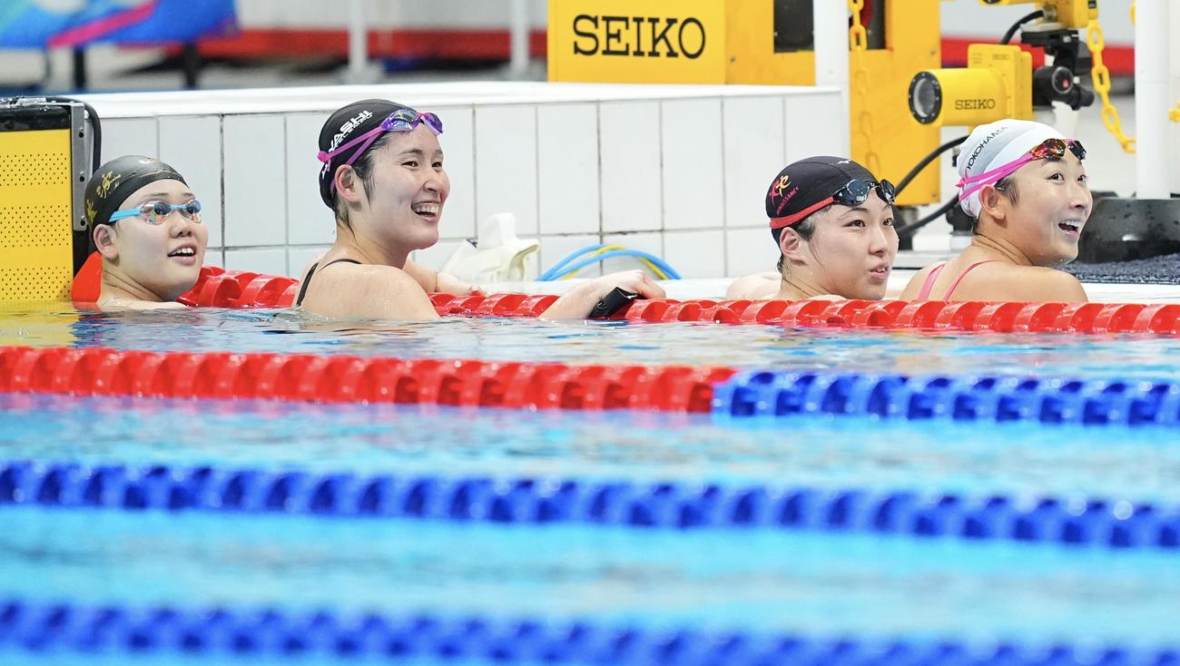 50メートル自由形予選、レース後にタイムを見て笑顔を見せる池江（右）ら（撮影・垰建太）