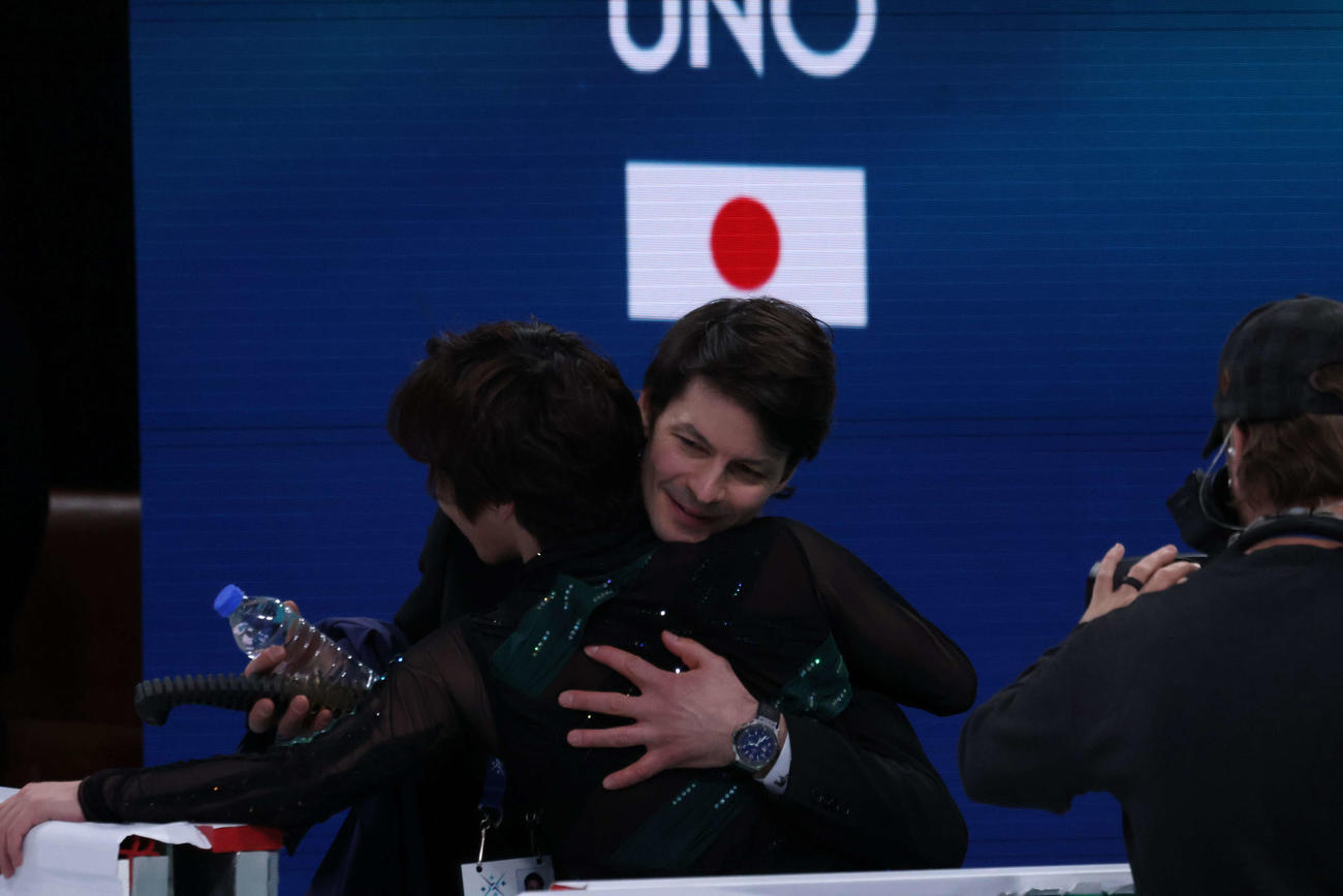 演技を終えてランビエル・コーチと抱き合う宇野