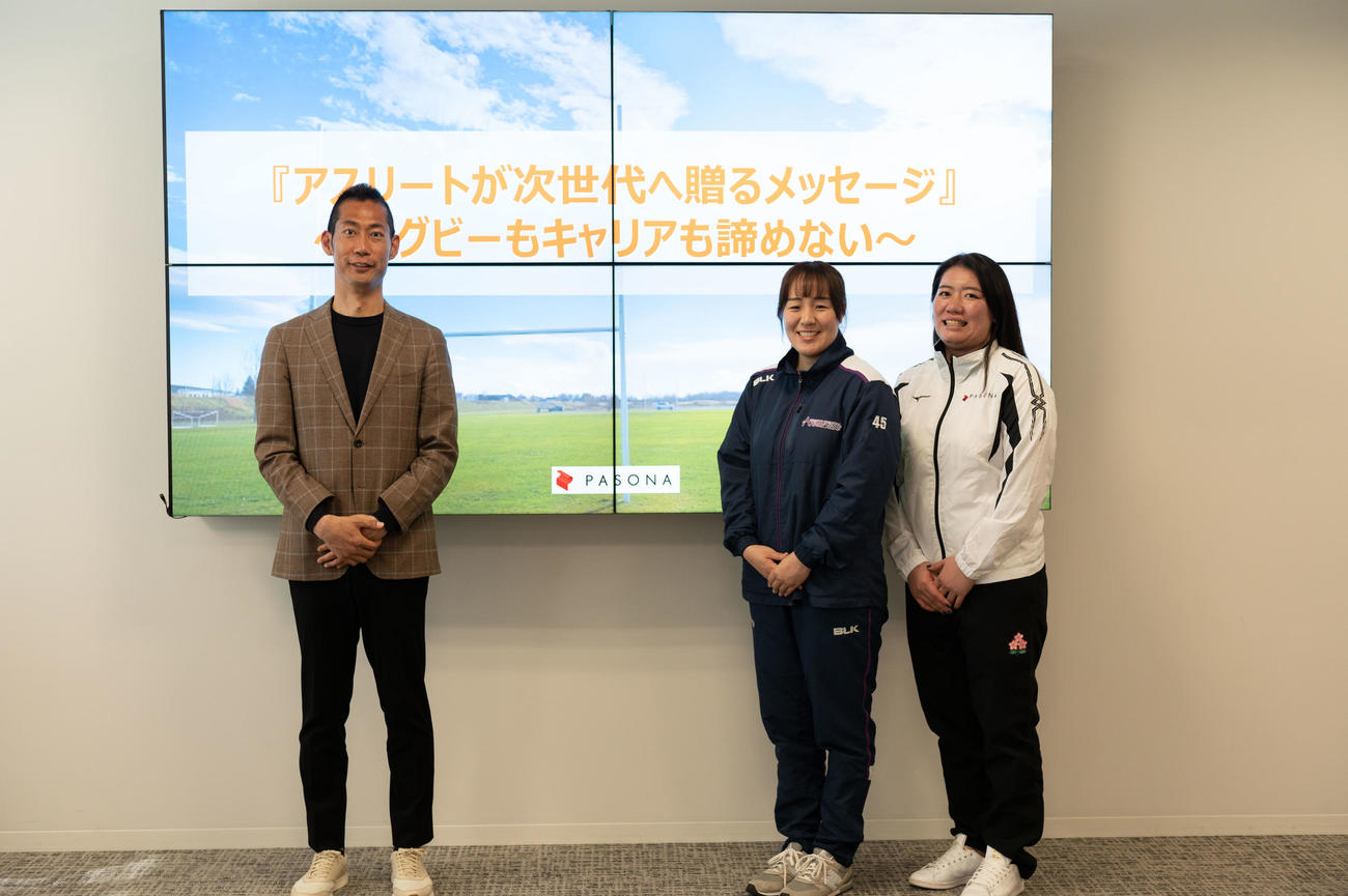 パソナのキャリアセミナーで笑顔を見せる右から横河武蔵野の桜井綾乃、英イーリングの玉井希絵、ファシリテーターの菊池康平氏（主催者提供）