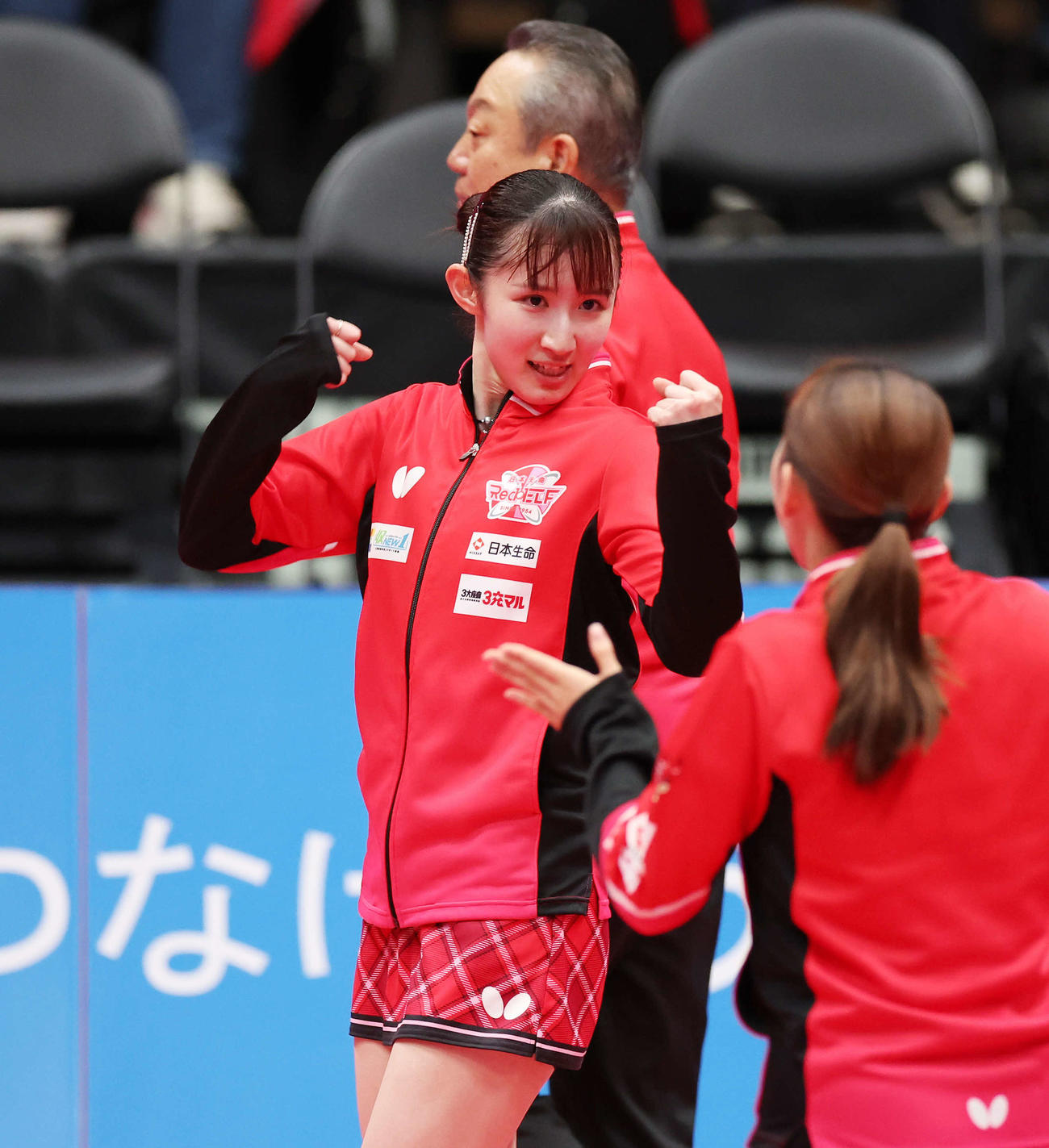 日本生命対日本ペイント　決勝進出を決め、おどける日本生命・早田（撮影・宮地輝）