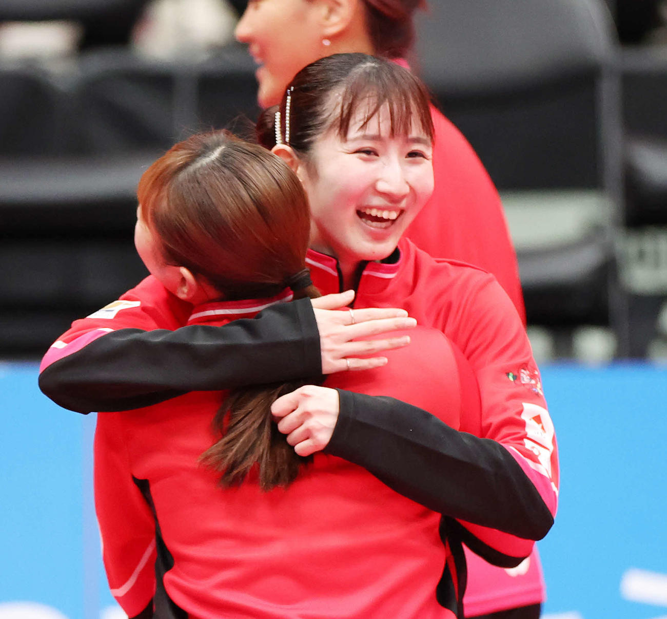 日本生命対日本ペイント　決勝進出を決め、チームメートと笑顔で抱擁を交わす日本生命・早田（撮影・宮地輝）