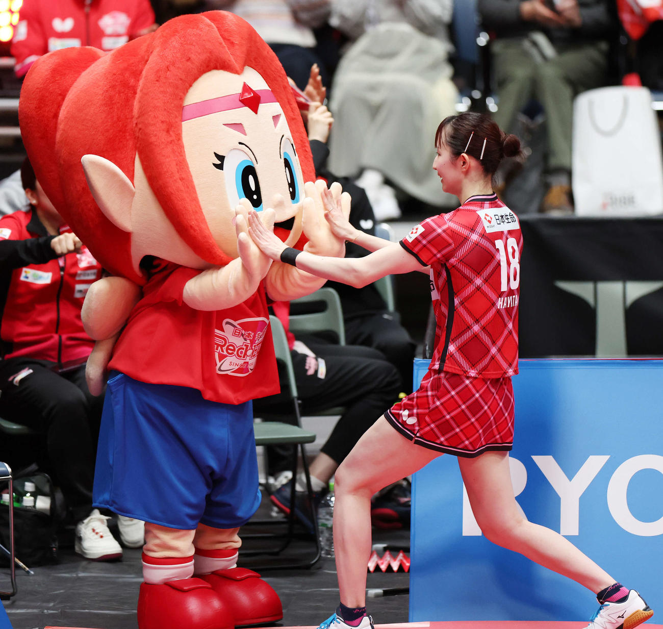 日本生命対日本ペイント　決勝進出を決め、日本生命マスコットのエルフィーとタッチする早田（撮影・宮地輝）