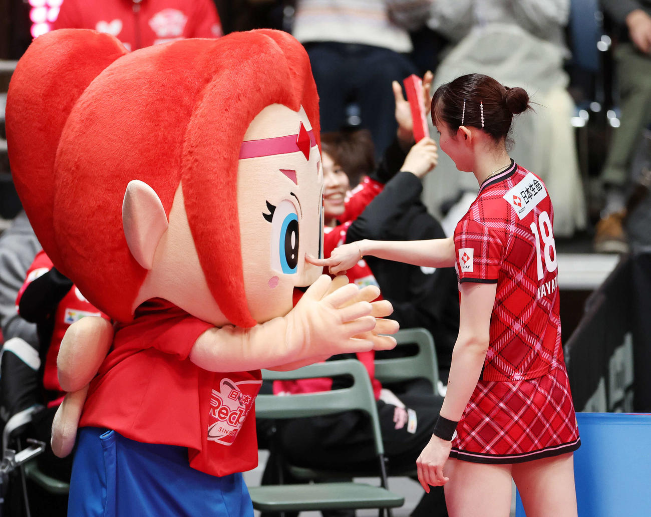 日本生命対日本ペイント　決勝進出を決め、日本生命マスコットのエルフィーを突く早田（撮影・宮地輝）