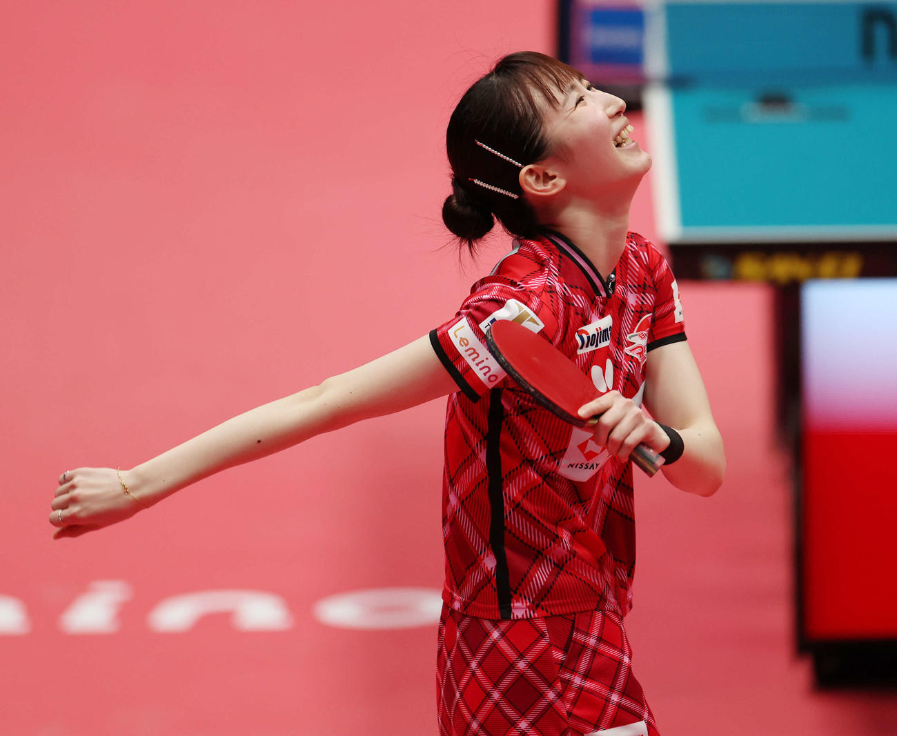 日本生命対日本ペイント　ビクトリーマッチを制し、決勝進出を決め、歓喜する日本生命・早田ひな（撮影・宮地輝）