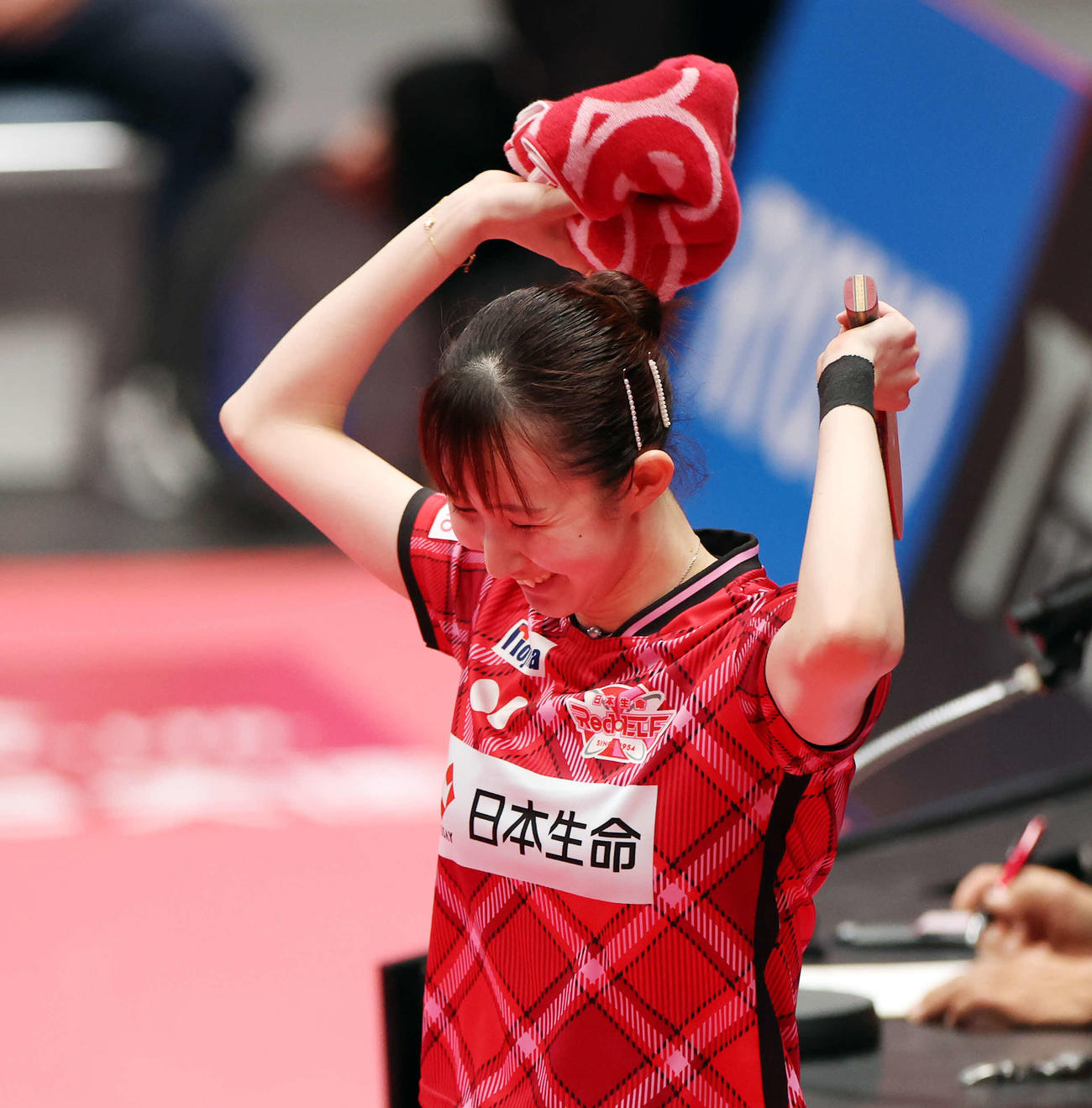日本生命対日本ペイント　ビクトリーマッチを制し、決勝進出を決め、歓喜する日本生命・早田ひな（撮影・宮地輝）