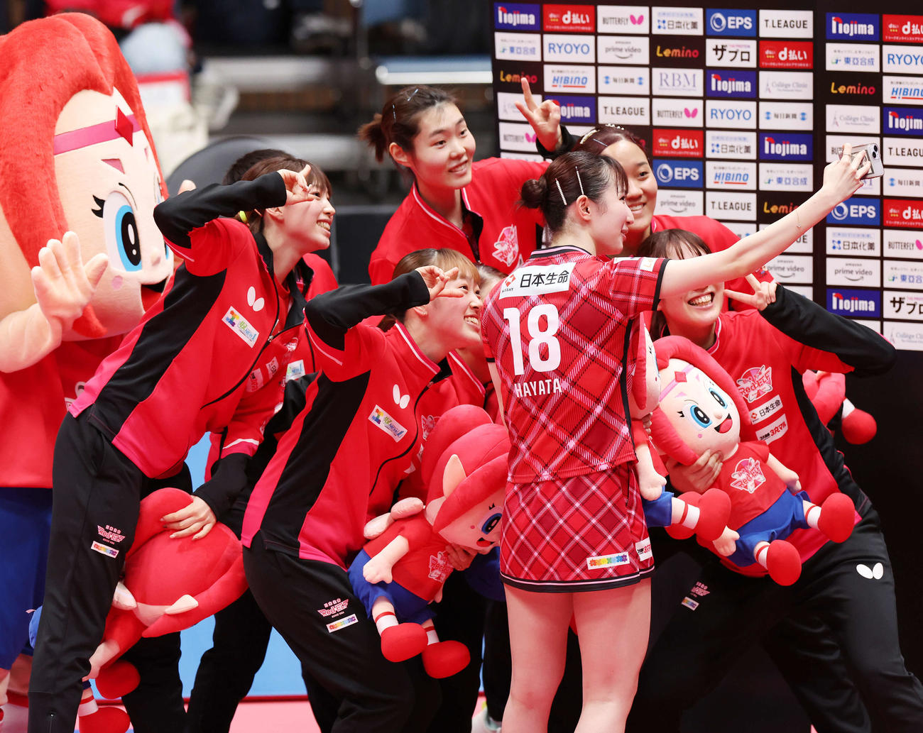 日本生命対日本ペイント　決勝進出を決め、チームメートと自撮りをする日本生命・早田（手前）（撮影・宮地輝）