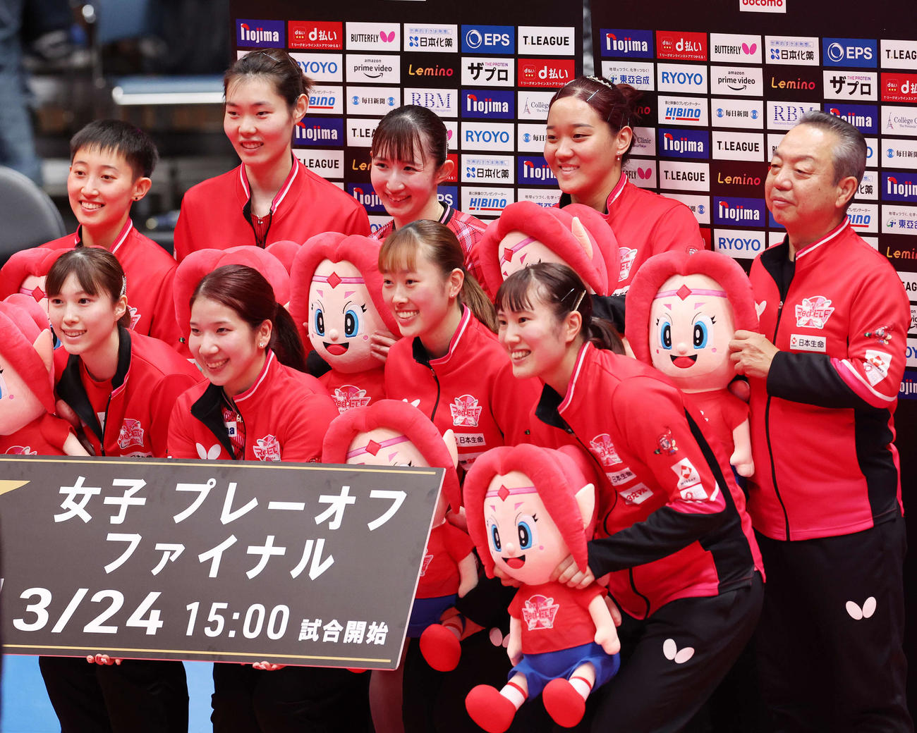 日本生命対日本ペイント　決勝進出を決め、記念撮影する日本生命・早田（後方中央）ら選手たち（撮影・宮地輝）