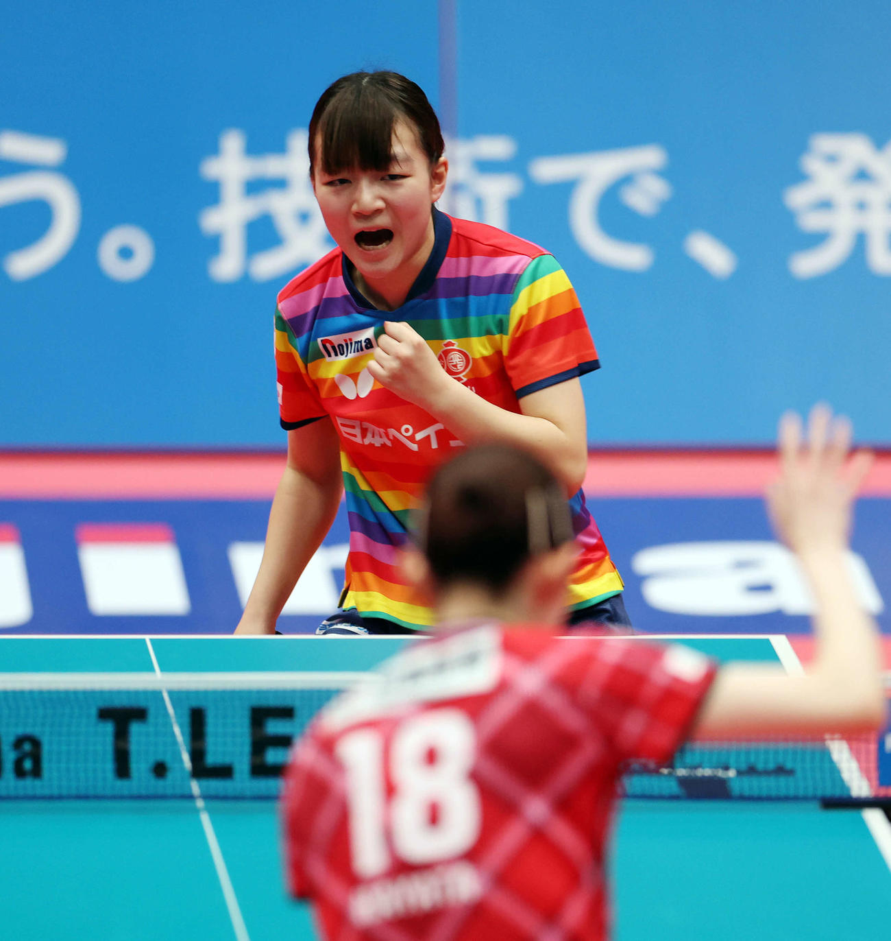 日本生命対日本ペイント　ポイントを奪い、ガッツポーズする日本ペイント・横井（撮影・宮地輝）