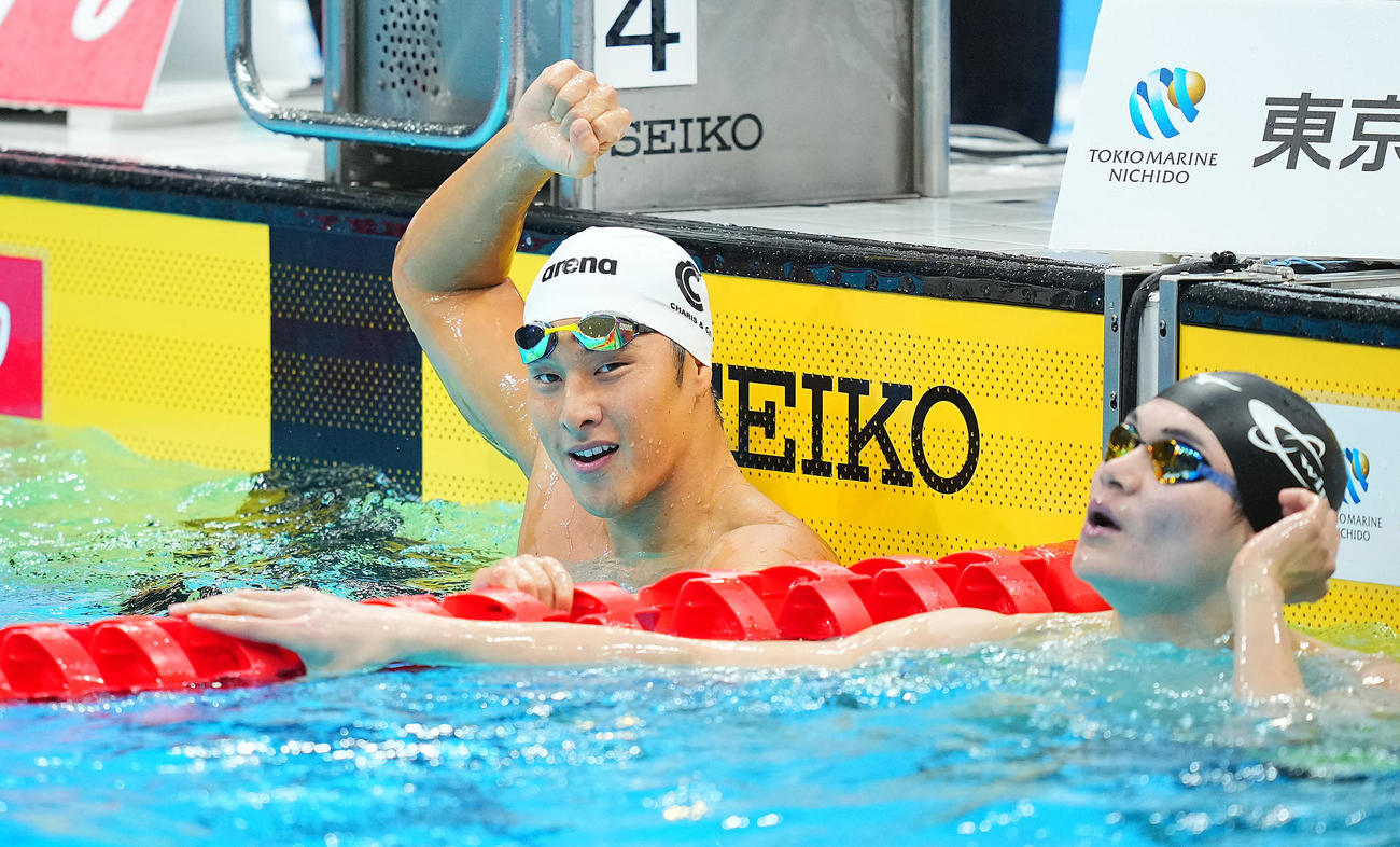 男子200メートル個人メドレー決勝、派遣標準記録を突破しガッツポーズする瀬戸（左）。右は松下（撮影・垰建太）