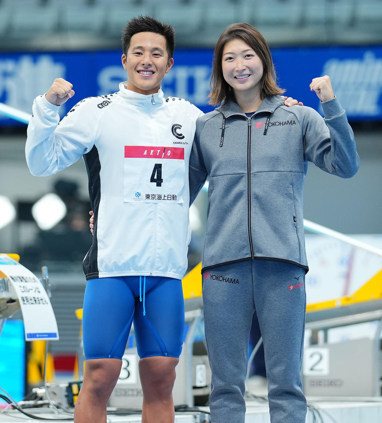 レース後に肩を組んで写真に納まる瀬戸（左）と池江（撮影・垰建太）