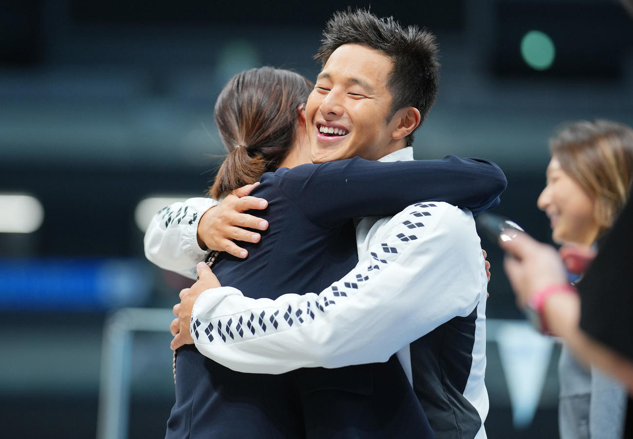 寺川さんと笑顔で抱き合う瀬戸（撮影・垰建太）