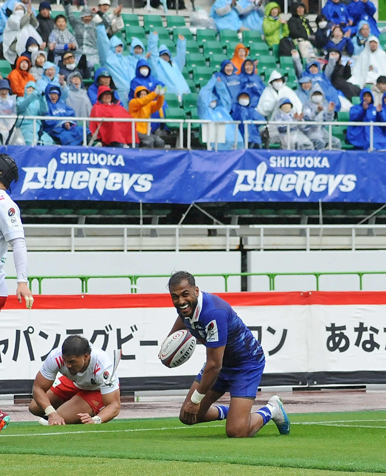 後半10分、トライを奪って喜びの表情を見せる静岡ブルーレヴズのファリア