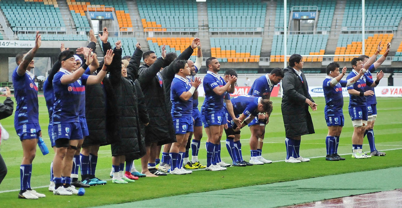 試合に勝利してスタンドに手を振る静岡ブルーレヴズの選手ら