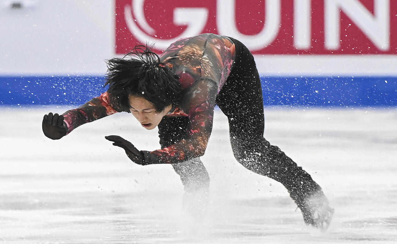 バックフリップで着地するシャオイムファ（AP）