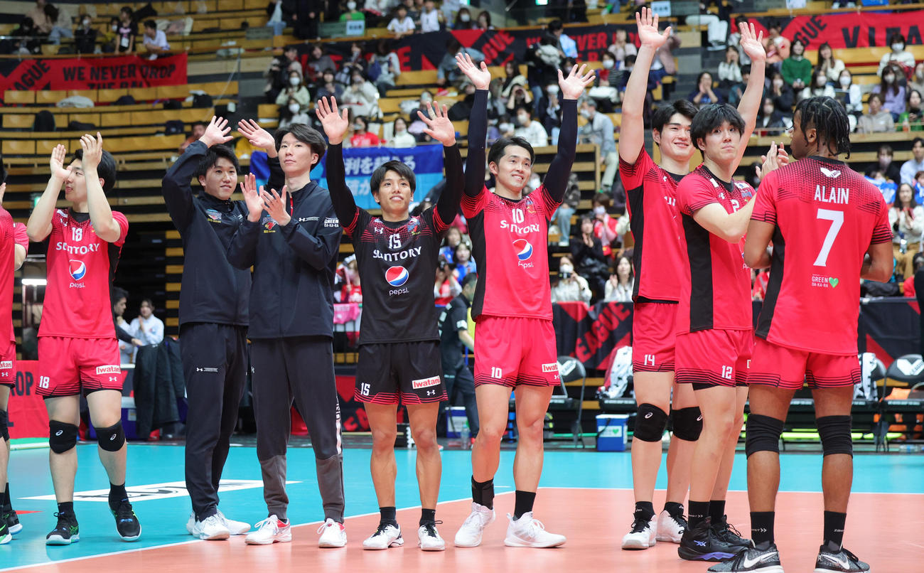 サントリー対東レ　決勝進出を決めファンにあいさつするサントリーの選手たち（撮影・野上伸悟）