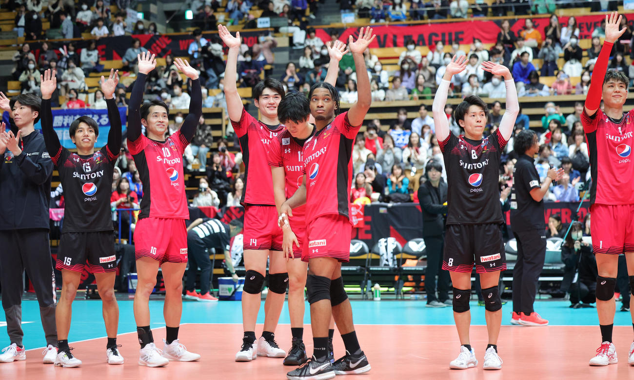 サントリー対東レ　決勝進出を決めファンにあいさつするサントリーの選手たち（撮影・野上伸悟）