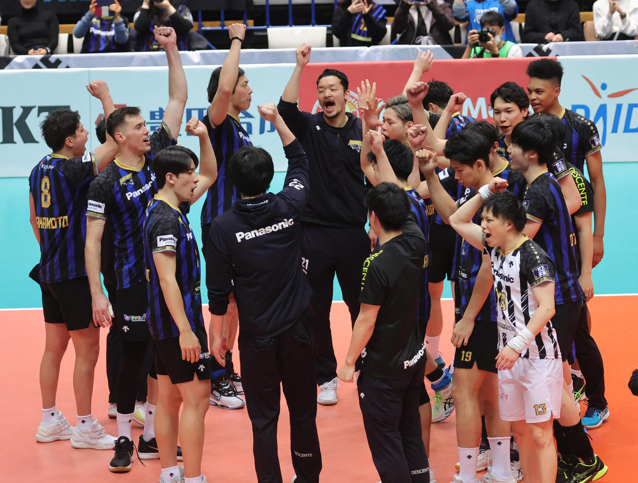 パナソニック対JT広島　決勝進出を決め盛り上がるパナソニックの選手、スタッフ（撮影・野上伸悟）