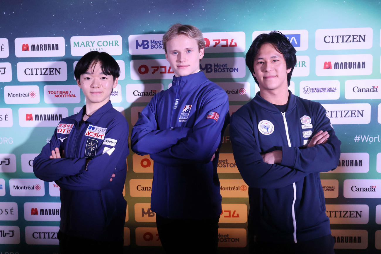 メダリスト会見でポーズを決める鍵山、マリニン、シャオイムファ（左から）
