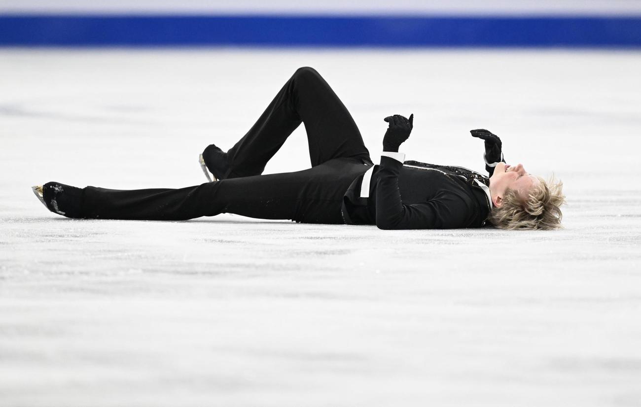 男子フリーの演技を終え、氷上に倒れ込むイリア・マリニン＝モントリオール（共同）