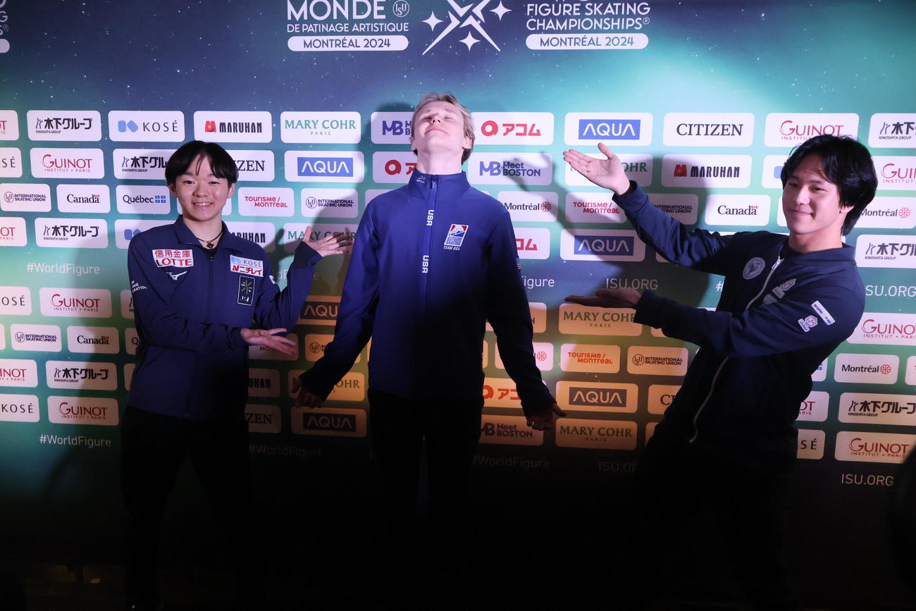 メダリスト会見でポーズを決める、左から鍵山、マリニン、シャオイムファ