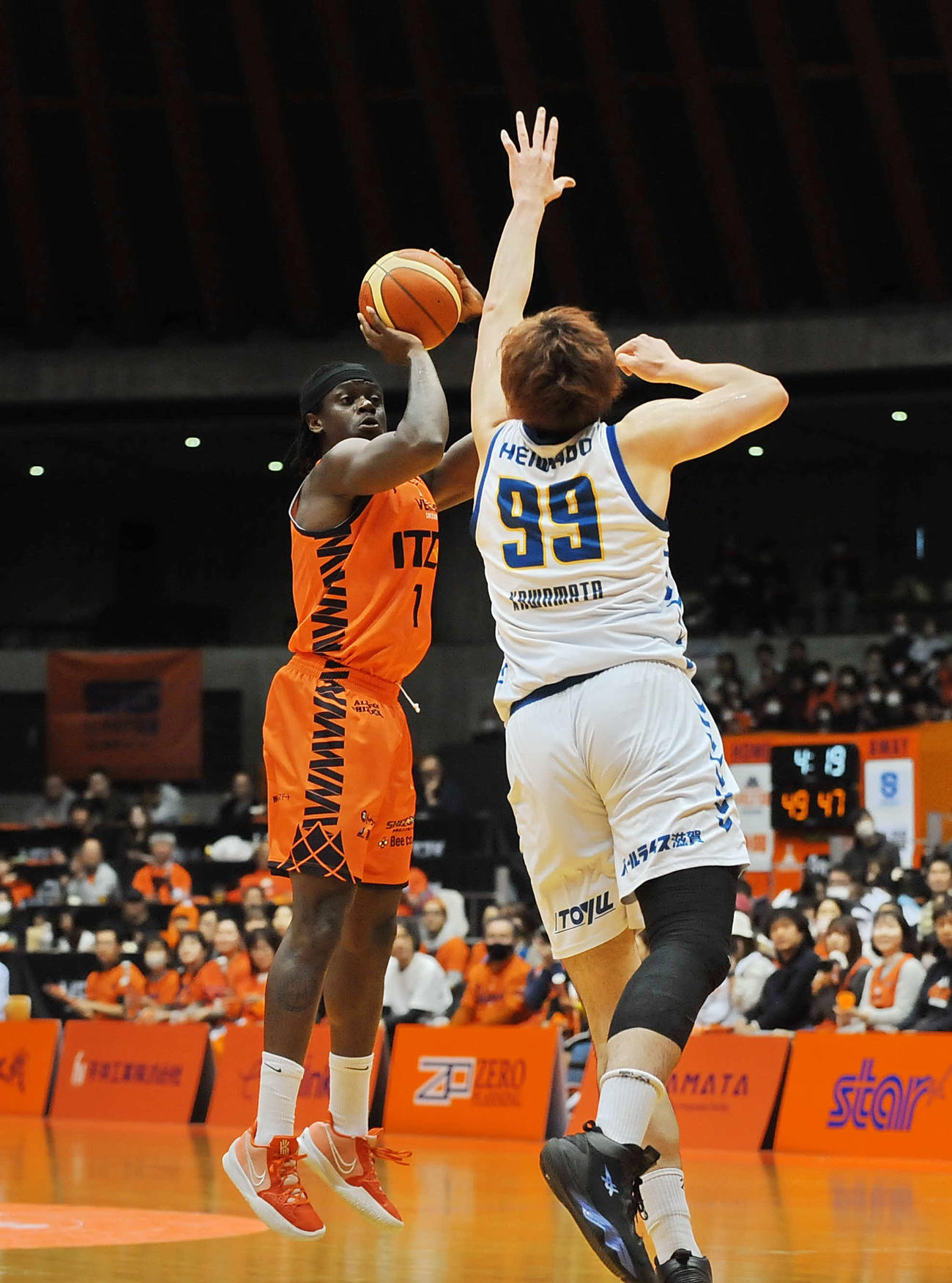 第3Qで3点シュートを放つベルテックス静岡のブロープレー