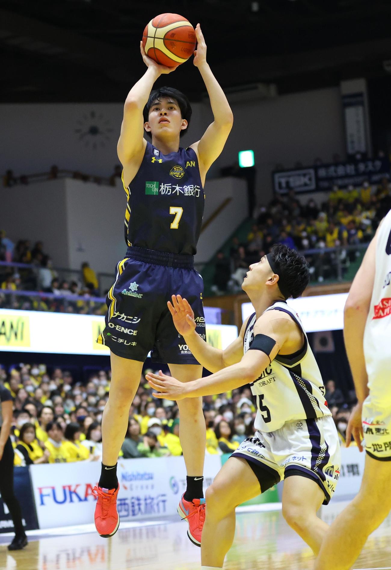 第2Q、宇都宮小川（左）をマークする仙台渡辺（C）B．LEAGUE