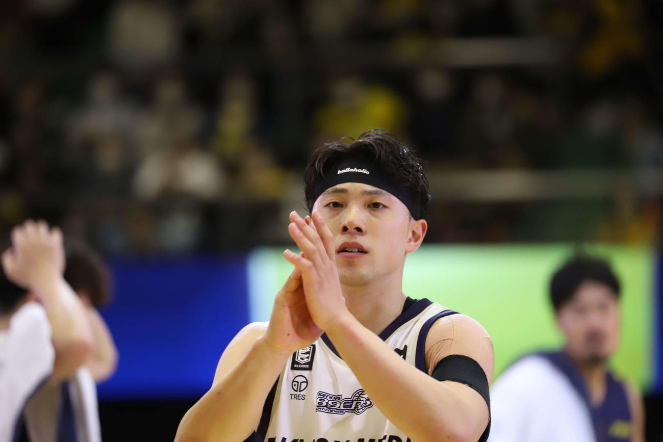 宇都宮対仙台　第4Qに2本の3ポイントシュートを決めるなど、地元宇都宮で躍動した仙台渡辺は試合後に観客席に向けて拍手（撮影・沢田啓太郎）