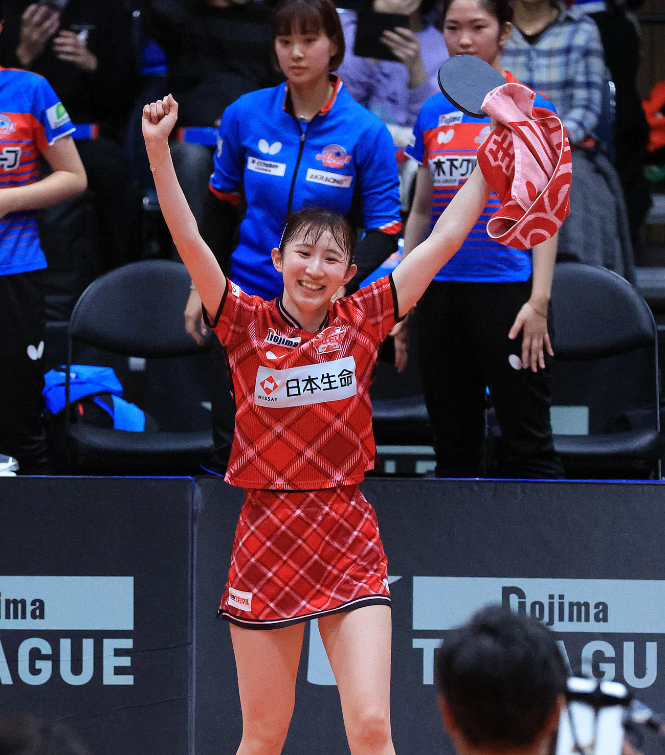 平野を破りチームの優勝を決めガッツポーズする早田（撮影・中島郁夫）